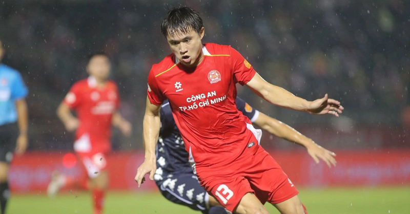 Trung vệ Khổng Minh Gia Bảo – quân bài mới trong chiến lược trẻ hóa hàng thủ của HLV Kim Sang-sik